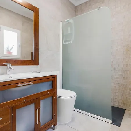 Charming 3 Bedroom House With 2 Terraces *