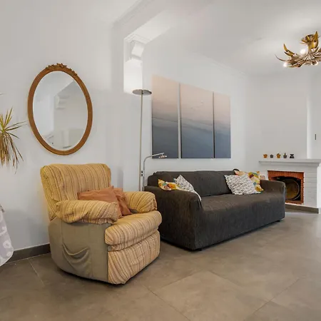 Charming 3 Bedroom House With 2 Terraces